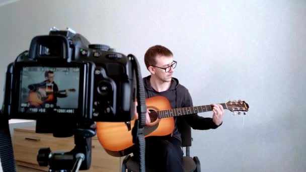 우크라이나 키예프 2021 음악가 블로거는 카메라를 이용해 인터넷 블로그에서 기타를 — 비디오