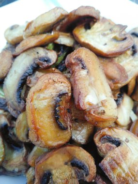 Izgara sebze dokusu. Lezzetli ızgara şampiyonlar. Sağlıklı gıda konsepti. Barbekü mantarları beyaz tabakta yatar. Vejetaryen menüsü.