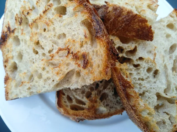Вкусные Жареные Ломтики Хлеба Лежат Белой Тарелке Концепция Здорового Питания — стоковое фото