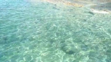 Fotokopi alanı olan denizci teması. Dalgalanan deniz yeşili deniz suyunun doğal arka planı. Aquamarine deniz yüzeyinin havadan görünüşü. Sert deniz dokusu.