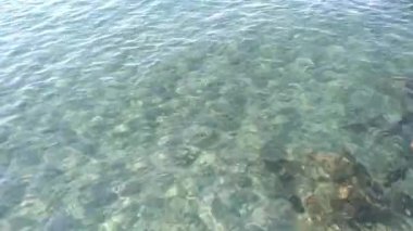 Dalgalanan deniz yeşili deniz suyunun doğal arka planı. Aquamarine deniz yüzeyinin havadan görünüşü. Sert deniz dokusu. Kopyalama alanı olan deniz teması.