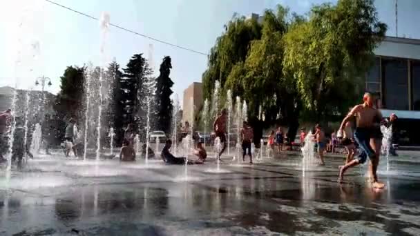 Lutsk Ucraina Giugno 2021 Bambini Giocano Getti Fontana Nel Centro — Video Stock