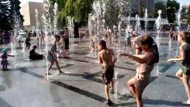 Lutsk Oekraïne Juni 2021 Kinderen Spelen Stralen Van Fontein Het — Stockvideo