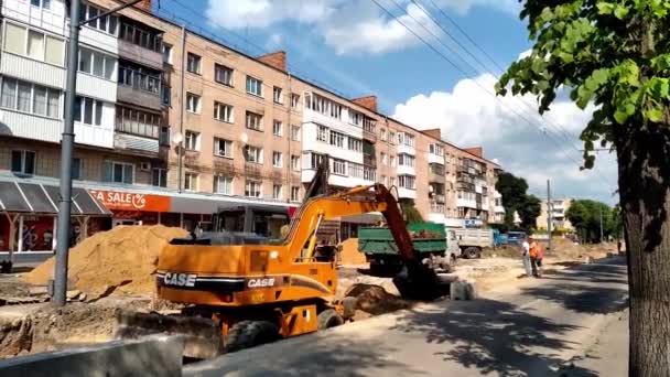 Lutsk Ucraina Giugno 2021 Escavatore Che Distrugge Vecchio Manto Stradale — Video Stock