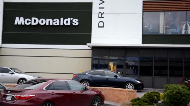 Kiev Ucraina Maggio 2021 Prendo Ordini Dagli Automobilisti Mcdonald Road — Video Stock