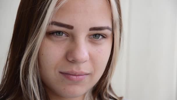 Morena Adolescente Escuchar Con Desprecio Chica Joven Caucásica Con Ojos — Vídeo de stock