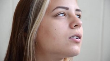 Kulaklıklı güzel beyaz kız şarkı söylüyor ve ritmik olarak sallanıyor. Diş teli takan esmer genç kız. Gençlik konsepti. Diş telleriyle hizalayın. Genç kadın zevkle şarkı söylüyor..