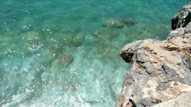 Aquamarine deniz yüzeyinin havadan görünüşü. Sert deniz dokusu. Dalgalanan deniz yeşili deniz suyunun doğal arka planı. Kopyalama alanı olan deniz teması.