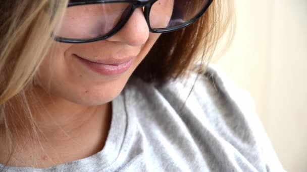 Morena Chica Adolescente Con Gafas Concepto Salud Cuidado Visión Feliz — Vídeos de Stock