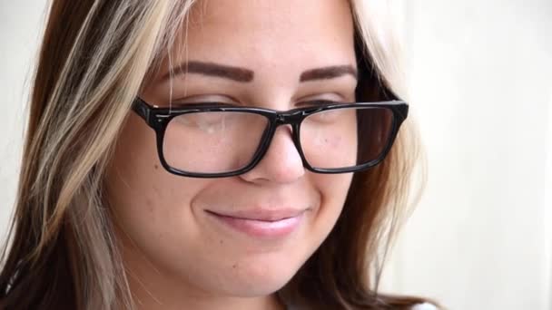 Μελαχρινή Νεαρή Γυναίκα Γυαλιά Έννοια Της Επιλογής Επαγγέλματος Όμορφη Καυκάσια — Αρχείο Βίντεο