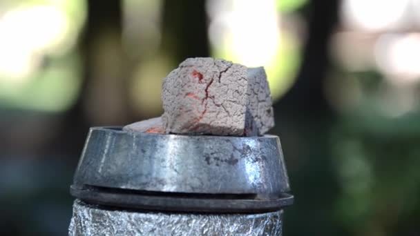 Moldar Brasas Voz Alta Com Narguilé Conceito Fumar Narguilé Carvões — Vídeo de Stock