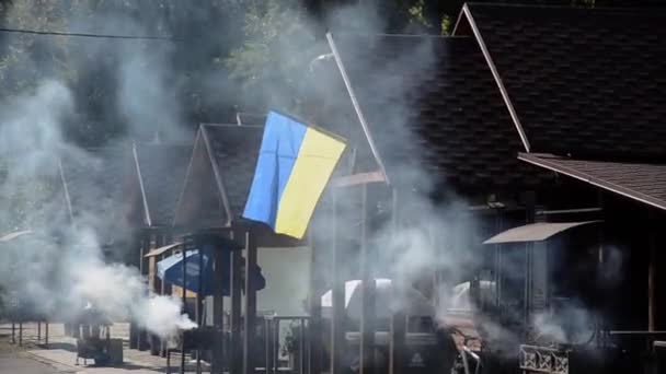 Lutsk Ucrania Agosto 2021 Bandera Ucraniana Ondea Techo Casa Área — Vídeo de stock