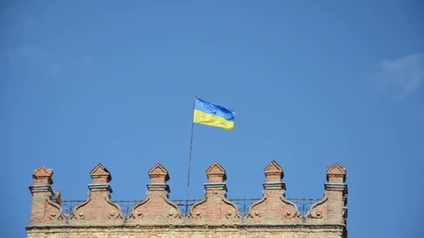 Lutsk Ucrânia Agosto 2021 Bandeira Ucraniana Flutua Torre Castelo Lutsk — Vídeo de Stock