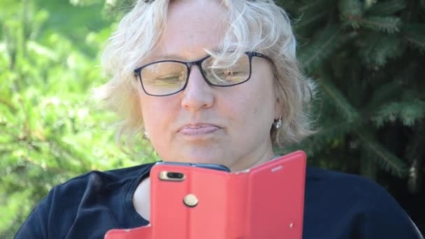 Donna Caucasica Adulta Con Occhiali Messaggi Testo Telefono Con Copertina — Video Stock
