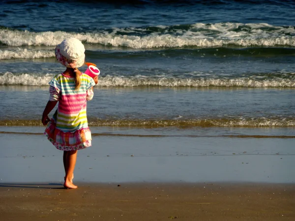 Kleines Mädchen am Strand — Stockfoto