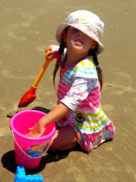 Kumsaldaki küçük kız Telifsiz Stok Fotoğraflar