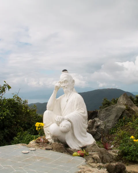 Statuie albă pe vârful dealului — Fotografie, imagine de stoc