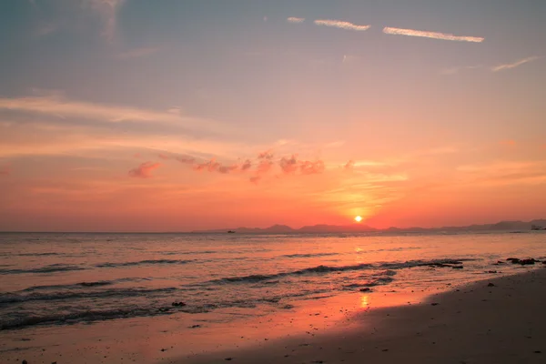 ดวงอาทิตย์ตกสู่ทะเล — ภาพถ่ายสต็อก