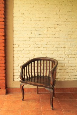 Duvarın yanında koltuk