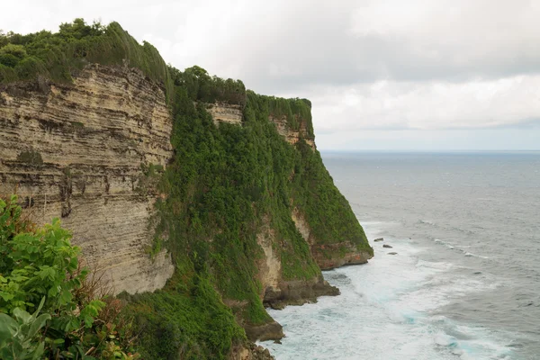 Cliff and waves — Stock Photo, Image