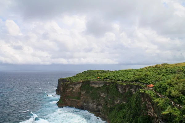 Cliff, waves and storm sky — Stock Photo, Image