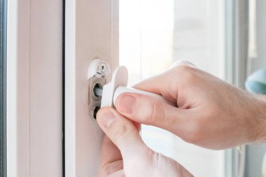 Pencere tutma mekanizmasında çatlak var. Adam düzeltmeye çalışıyor.