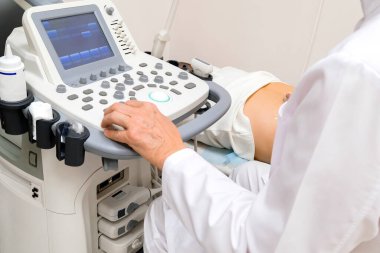 Doktor ultrason makinesinde oturuyor. Teşhis aygıtı