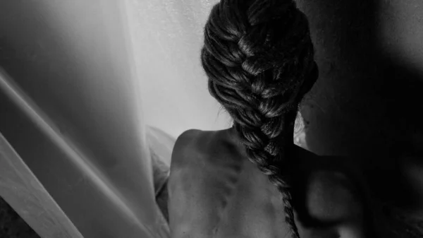 Κορίτσι Στέκεται Την Πλάτη Στην Κάμερα Μαλλιά Της Είναι Πλεγμένα — Φωτογραφία Αρχείου