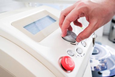 Tıbbi ekipman. Uzaktan kumanda. Süreci insan kontrol eder