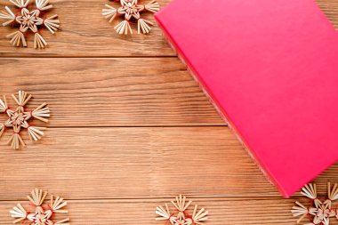 Beyaz kar taneli bir Noel kutusuydu. Oyuncak Hasır Kar Taneleri.