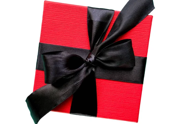 红方块盒用一条黑色带子捆扎着 顶视图 被隔离了 — 图库照片