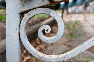 Demir kıvrım, bankın alt kısmı. Kimse yok..