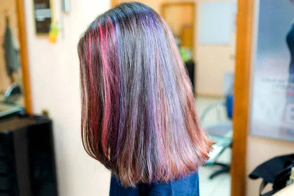 Colorear Varias Hebras Cabello Oscuro Rosa Púrpura Peinado Salón Fotos de stock libres de derechos