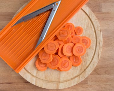 Çiğ havuçlar özel kesimlerle küçük halkalara bölünür..