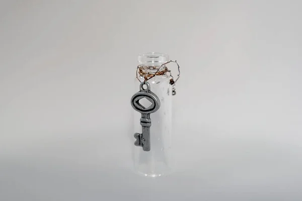 Μικρό Γυάλινο Βάζο Ενσωματωμένο Κλειδί — Φωτογραφία Αρχείου