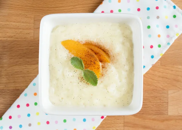 Pudín Arroz Está Adornado Con Menta Duraznos Fondo Madera Servilleta Imágenes de stock libres de derechos