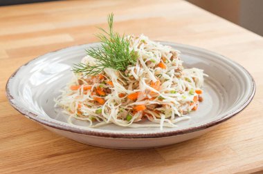 Lahana, havuç ve konserve balık salatası..