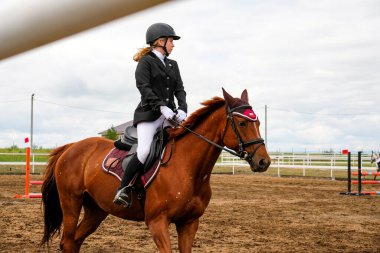 Magnitogorsk - 07.24.2021: Sürücü ata biner. Atlama yarışmasını göster.