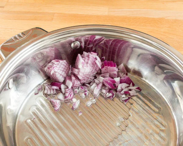 Cebollas moradas en rodajas con mantequilla en una sartén de metal. Preparación para freír — Foto de Stock