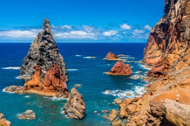 Volkanik kaya oluşumları üzerinde Doğu Madeira-Portekiz kıyısında