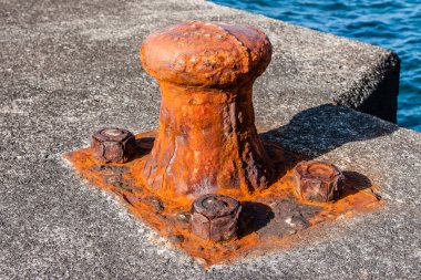 Paslı eski baba üstünde Pico-Azores bazı limanda rıhtım.