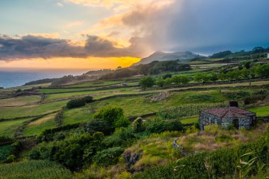 Yaklaşmakta olan öğleden sonra yağmur, Sao Jorge-Azores-Portekiz kıyısında.