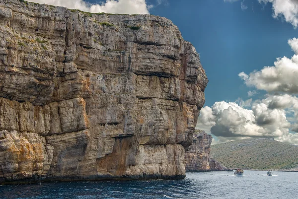 Boats passing huge cliffs of Kornati National Park Croatia — Stock Photo, Image