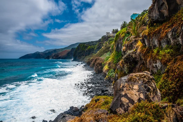 De subtropische branding van de Oost-kust van La Palma-Spanje. — Stockfoto