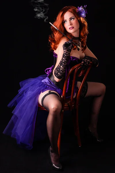 Sigara sıcak redhead Burlesque sineklik showgirl dansçı. — Stok fotoğraf