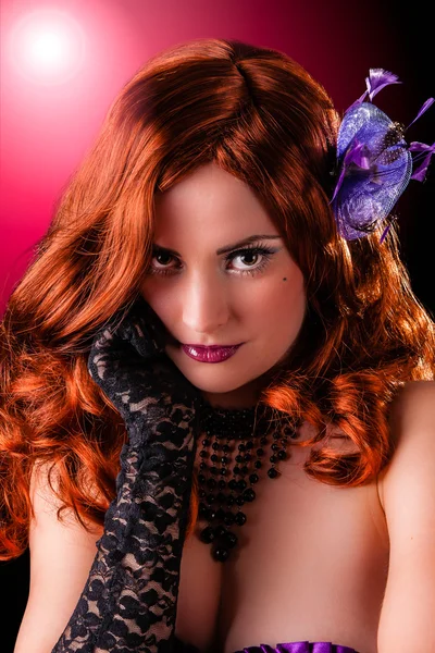 Beautiful young burlesque showgirl with piercing eyes. — Stock Photo, Image