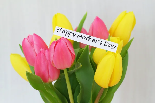 Glückliche Muttertagskarte mit bunten Tulpen — Stockfoto