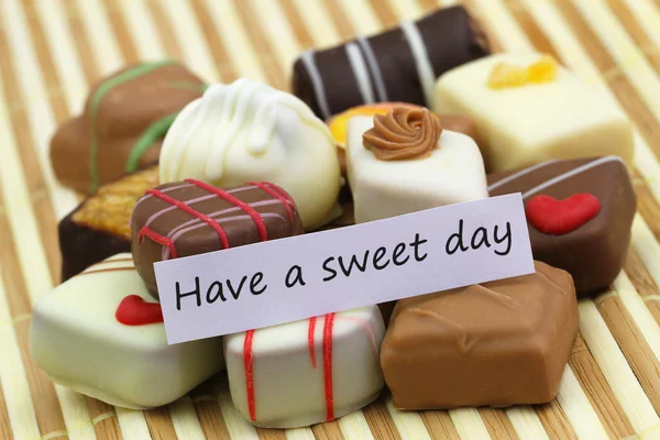 Tenha um cartão de dia doce com seleção de chocolates — Fotografia de Stock