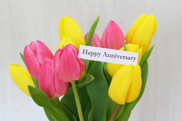 Happy Anniversary Card z kolorowymi tulipanami — Zdjęcie stockowe