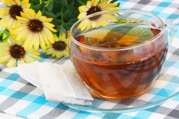 Zwarte thee en theezakje — Stockfoto